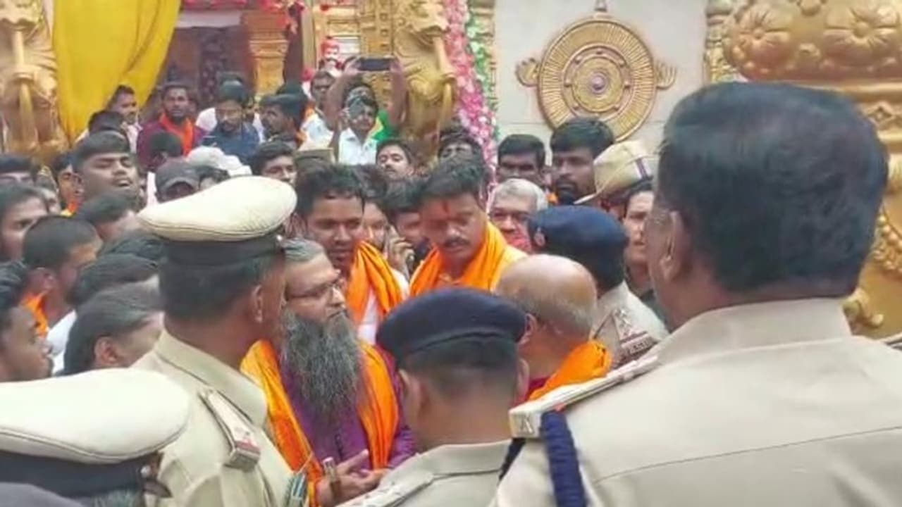 ಸದ್ದಿಲ್ಲದೇ ಶ್ರೀರಾಮ ಶೋಭಾಯಾತ್ರೆಯಲ್ಲಿ ಮುತಾಲಿಕ್ ಪ್ರತ್ಯಕ್ಷ, ಪೊಲೀಸ್ರು ತಬ್ಬಿಬ್ಬು ಸದ್ದಿಲ್ಲದೇ ಶ್ರೀರಾಮ ಶೋಭಾಯಾತ್ರೆಯಲ್ಲಿ ಮುತಾಲಿಕ್ ಪ್ರತ್ಯಕ್ಷ, ಪೊಲೀಸ್ರು ತಬ್ಬಿಬ್ಬು