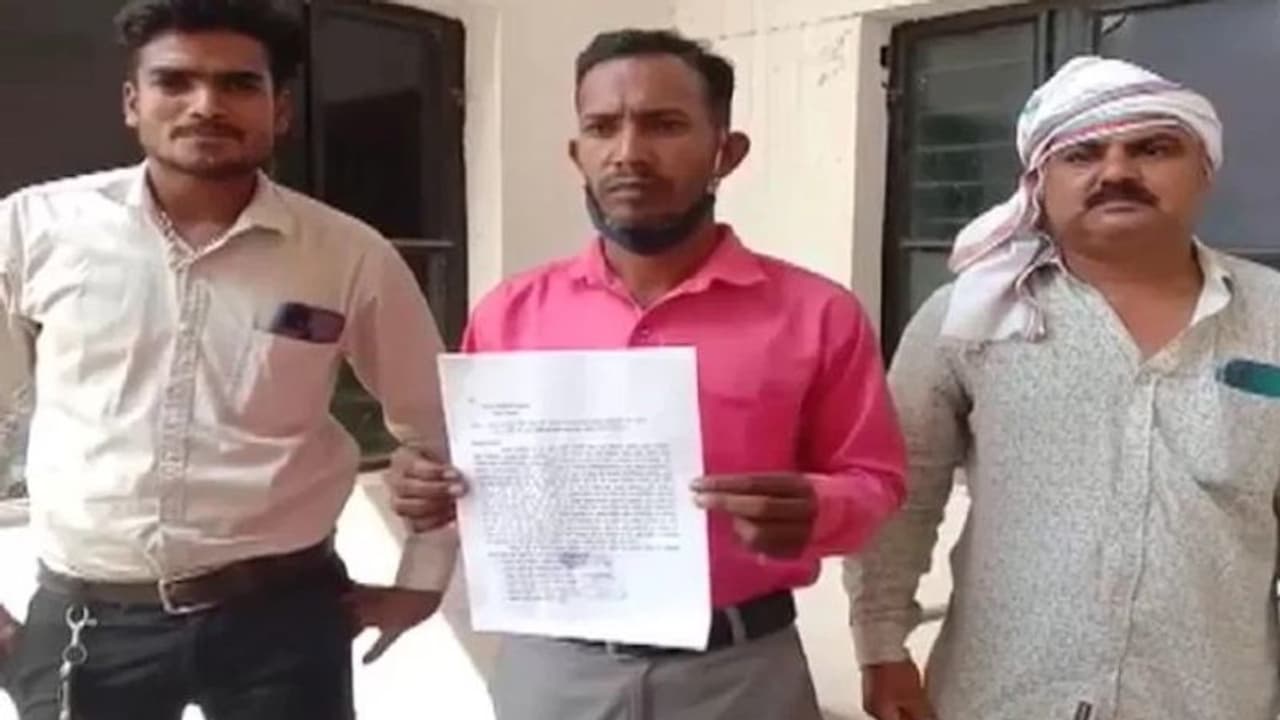 मध्य प्रदेश के एक परिवार के 11 सदस्यों ने मांगी इच्छा मृत्यु, बोले घुट घुटकर जीने से अच्छा मर जाएं, जानिए वजह मध्य प्रदेश के एक परिवार के 11 सदस्यों ने मांगी इच्छा मृत्यु, बोले घुट घुटकर जीने से अच्छा मर जाएं, जानिए वजह