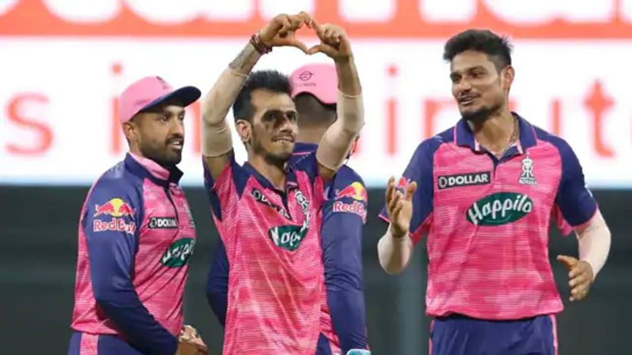 बीच मैदान पर खुल्लम खुल्ला बीवी को इशारे करते नजर आए युजवेंद्र चहल, शर्म से गुलाबी हो गई धनश्री