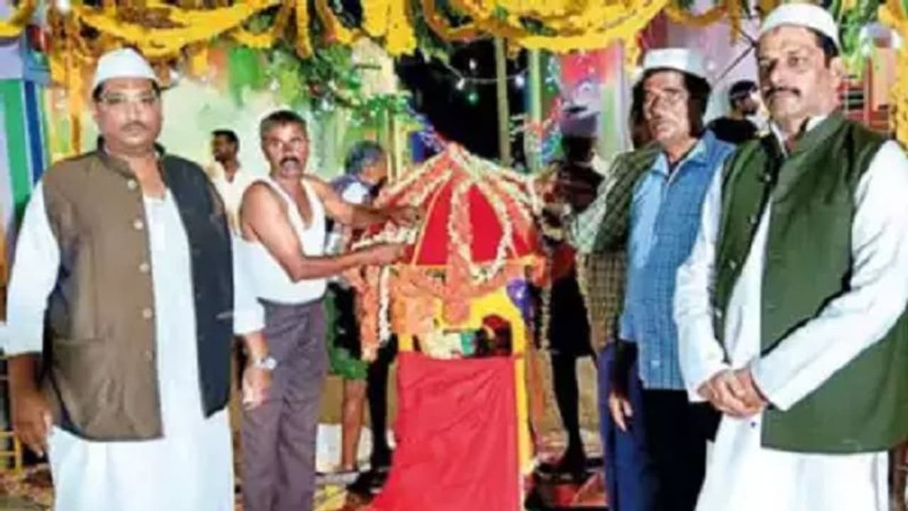 ఏపీలో ఒకే ఆలయంలో శ్రీరామనవమి, రంజాన్ వేడుకలు.. మతసామరస్యానికి ప్రతీక... ఏపీలో ఒకే ఆలయంలో శ్రీరామనవమి, రంజాన్ వేడుకలు.. మతసామరస్యానికి ప్రతీక...