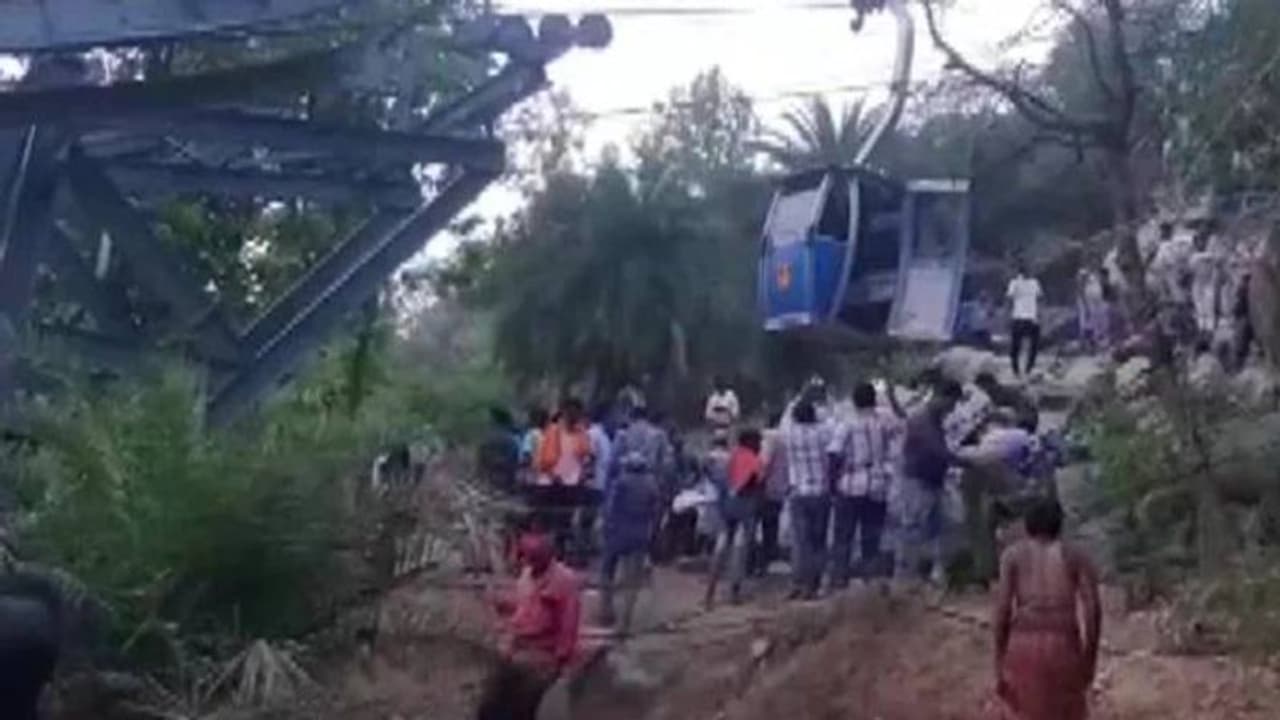 அந்தரத்தில் மோதி கொண்ட ரோப் கார்கள்.. பலர் படுகாயம்.... நடுவழியில் சிக்கிக் கொண்ட 50 பேர் கதி? அந்தரத்தில் மோதி கொண்ட ரோப் கார்கள்.. பலர் படுகாயம்.... நடுவழியில் சிக்கிக் கொண்ட 50 பேர் கதி?