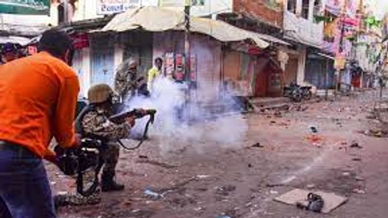 मध्यप्रदेश के इस शहर में ईद और परशुराम जयंती के दिन भी रहेगा कर्फ्यू, घरों में ही नमाज पढ़ने की अनुमति मध्यप्रदेश के इस शहर में ईद और परशुराम जयंती के दिन भी रहेगा कर्फ्यू, घरों में ही नमाज पढ़ने की अनुमति