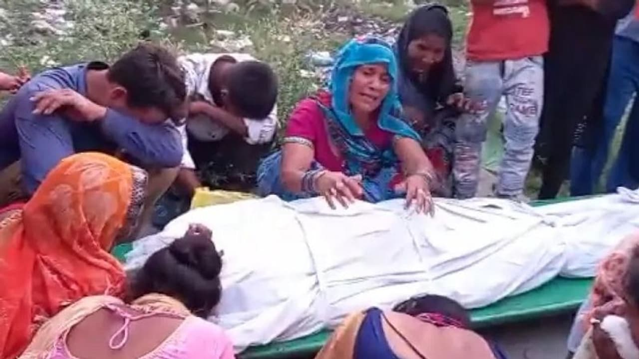 जेई ने रखी डिमांड, कहा चाहिए तबादला तो बीवी को भेजो पास, लाइनमैन ने परेशान होकर दे दी जान जेई ने रखी डिमांड, कहा चाहिए तबादला तो बीवी को भेजो पास, लाइनमैन ने परेशान होकर दे दी जान