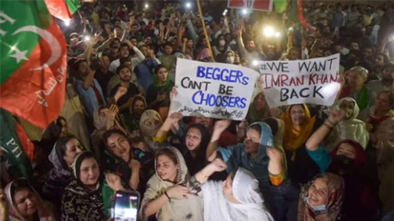 ಇಮ್ರಾನ್ ಬೆಂಬಲಿಸಿ ಪಾಕಿಸ್ತಾನದಲ್ಲಿ ಭಾರೀ ಪ್ರತಿಭಟನೆ : ಖಾನ್ ಆಪ್ತರ ವಿದೇಶ ಯಾತ್ರೆಗೆ ತಡೆ ಇಮ್ರಾನ್ ಬೆಂಬಲಿಸಿ ಪಾಕಿಸ್ತಾನದಲ್ಲಿ ಭಾರೀ ಪ್ರತಿಭಟನೆ : ಖಾನ್ ಆಪ್ತರ ವಿದೇಶ ಯಾತ್ರೆಗೆ ತಡೆ