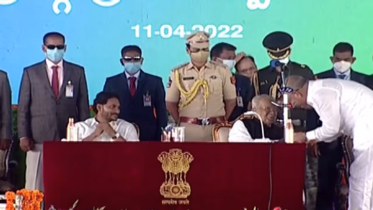 కొలువుదీరిన జగన్ నూతన మంత్రివర్గం.. ముగిసిన మంత్రుల ప్రమాణ స్వీకారం.. కొలువుదీరిన జగన్ నూతన మంత్రివర్గం.. ముగిసిన మంత్రుల ప్రమాణ స్వీకారం..