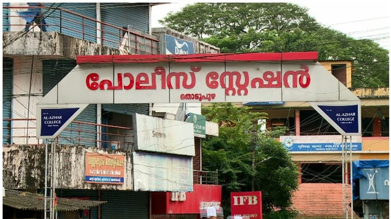 അമ്മ എല്ലാം മറച്ചുവച്ചു, 17 കാരിയുടെ വയറുവേദനയിൽ ഡോക്ടറുടെ സംശയം നിർണായകമായി; തൊടുപുഴ പീഡനം ലോകമറിഞ്ഞതിങ്ങനെ