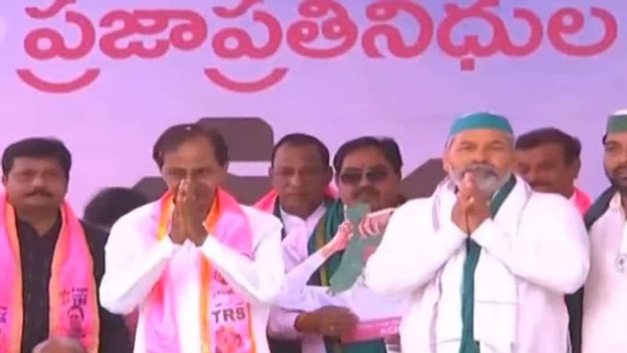 ధాన్యం కొనుగోలుపై ఢిల్లీలో టీఆర్ఎస్ పోరు.. దీక్ష ప్రాంగణానికి చేరుకున్న సీఎం కేసీఆర్, రాకేష్ టికాయత్ ధాన్యం కొనుగోలుపై ఢిల్లీలో టీఆర్ఎస్ పోరు.. దీక్ష ప్రాంగణానికి చేరుకున్న సీఎం కేసీఆర్, రాకేష్ టికాయత్