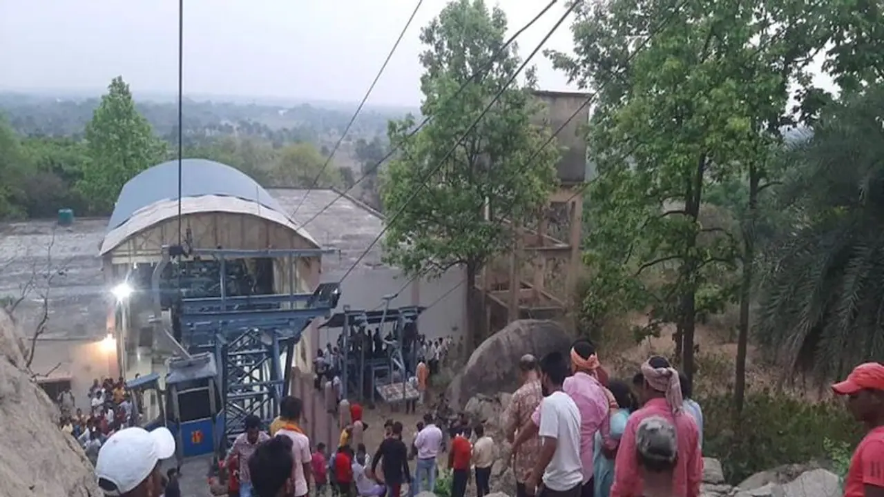 झारखंड त्रिकूट रोपवे हादसा : 20 घंटे से हवा में लटके कई श्रद्धालु, दो मौत, सेना हेलिकॉप्टर से चला रही ऑपरेशन झारखंड त्रिकूट रोपवे हादसा : 20 घंटे से हवा में लटके कई श्रद्धालु, दो मौत, सेना हेलिकॉप्टर से चला रही ऑपरेशन