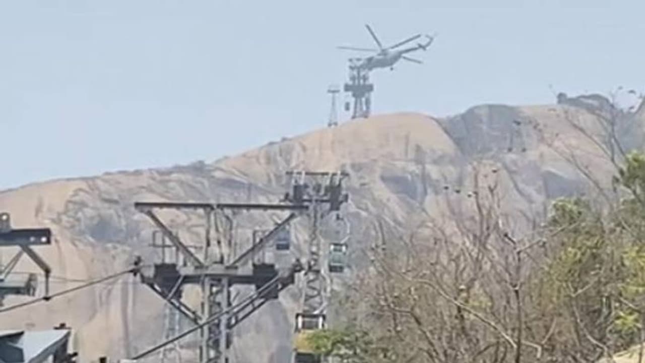 கேபிள்கார் விபத்து... இருவர் உயிரிழப்பு.. 16 மணி நேரமாக சிக்கித் தவிக்கும் சுற்றுலா பயணிகள்...! கேபிள்கார் விபத்து... இருவர் உயிரிழப்பு.. 16 மணி நேரமாக சிக்கித் தவிக்கும் சுற்றுலா பயணிகள்...!