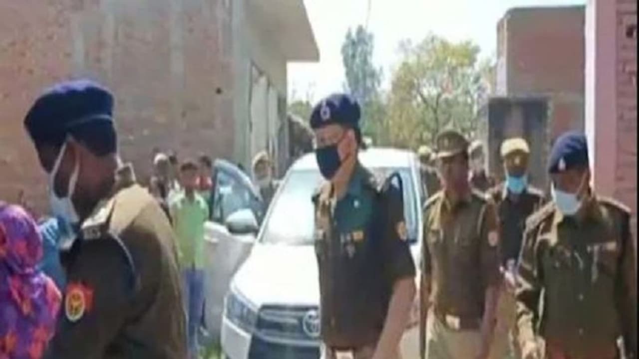 दहेज हत्या का मुकदमा दर्ज होने से आहत पति ने पत्नी की जलती चिता में कूदकर किया आत्महत्या का प्रयास दहेज हत्या का मुकदमा दर्ज होने से आहत पति ने पत्नी की जलती चिता में कूदकर किया आत्महत्या का प्रयास