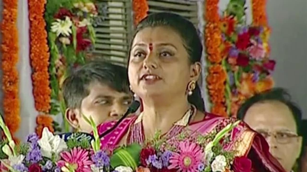 చంద్రబాబు స్క్రిప్ట్‌ చదివారు: జనసేన చీఫ్ పవన్ కళ్యాణ్ కి మంత్రి రోజా కౌంటర్