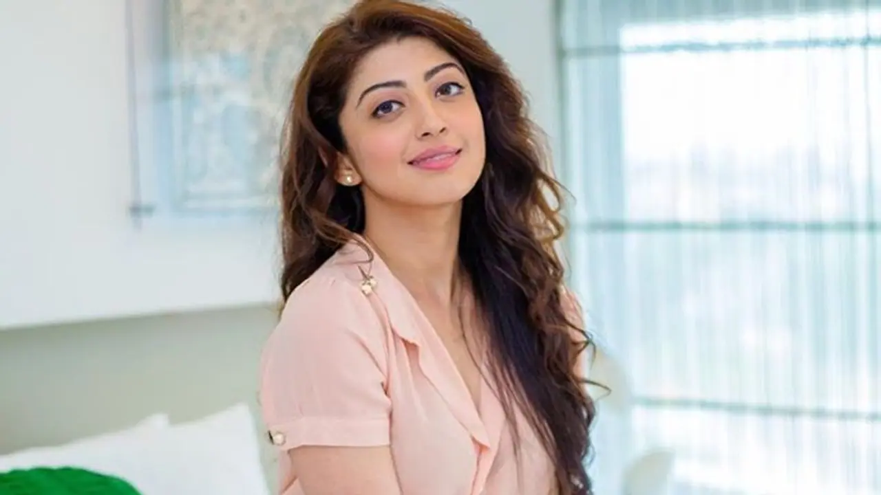 கர்ப்பமாக இருக்கும் சகுனி நாயகி வெளியிட்ட...குத்தாட்ட வீடியோ.. ஷாக்கான ரசிகர்கள்...