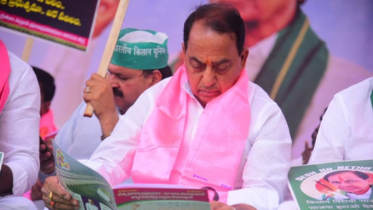 '100 രൂപ നിരക്കിൽ 4935 സ്ക്വയർ യാർഡ് ഭൂമി പാർട്ടിക്ക്'; പരാതിയിൽ തെലങ്കാന മുഖ്യമന്ത്രിക്ക് ഹൈക്കോടതി നോട്ടീസ്