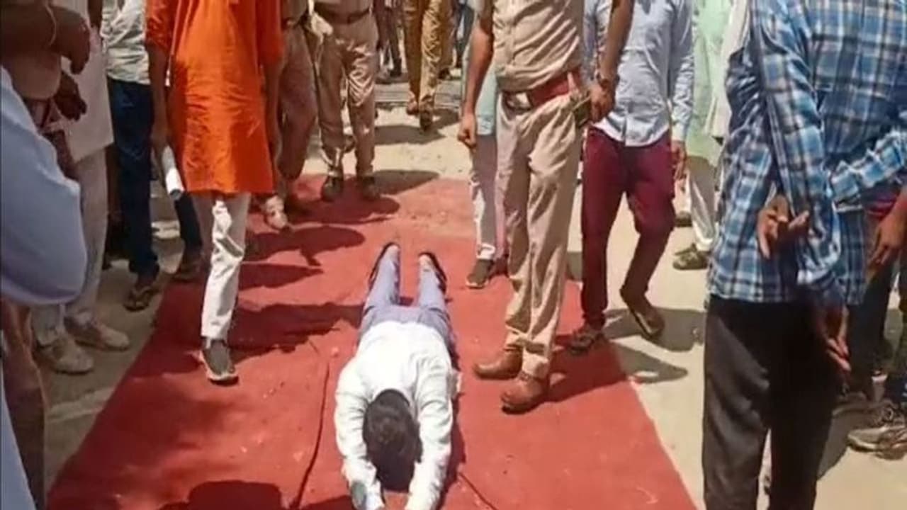 राजस्थान में मंत्री के सामने आखिर क्यों दंडवत होने लगा यह शख्स, कारण जान आप भी जाएंगे चौंक