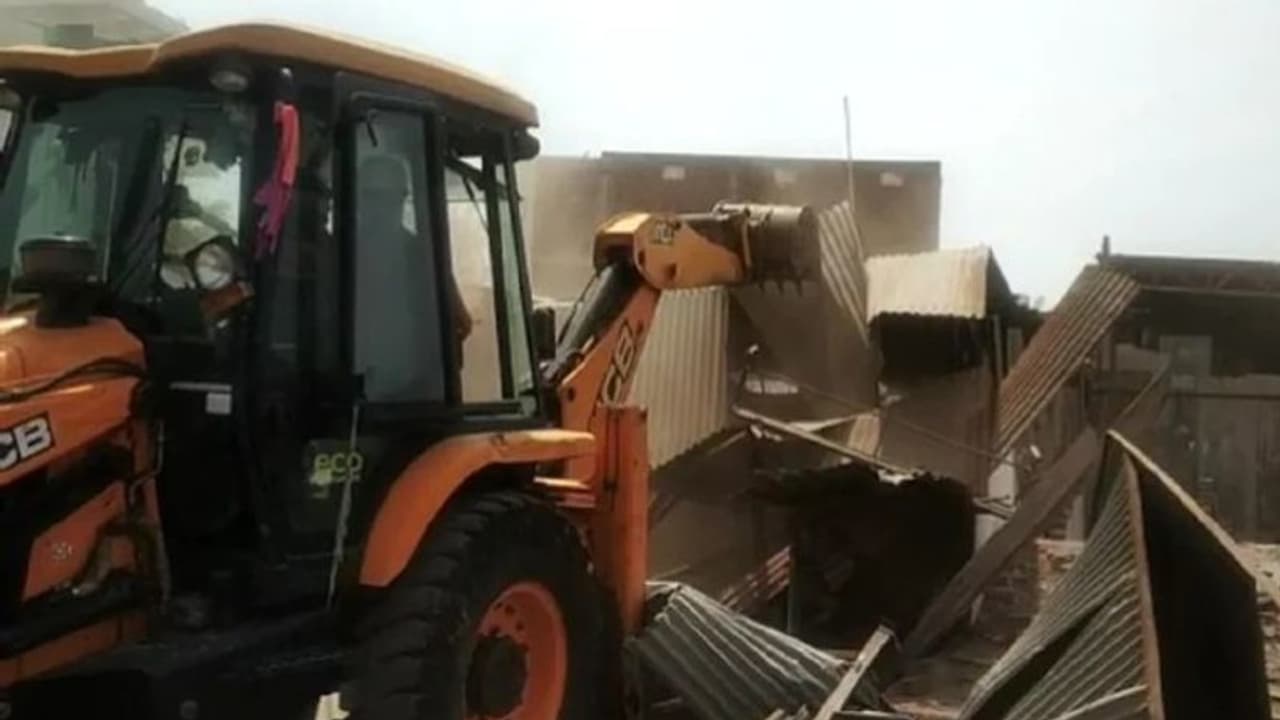 MP के खरगोन में रामनवमी पर हुई हिंसा के बाद एक्शन में शिवराज सरकार, दंगाइयों के घर पर चलाया बुलडोजर MP के खरगोन में रामनवमी पर हुई हिंसा के बाद एक्शन में शिवराज सरकार, दंगाइयों के घर पर चलाया बुलडोजर