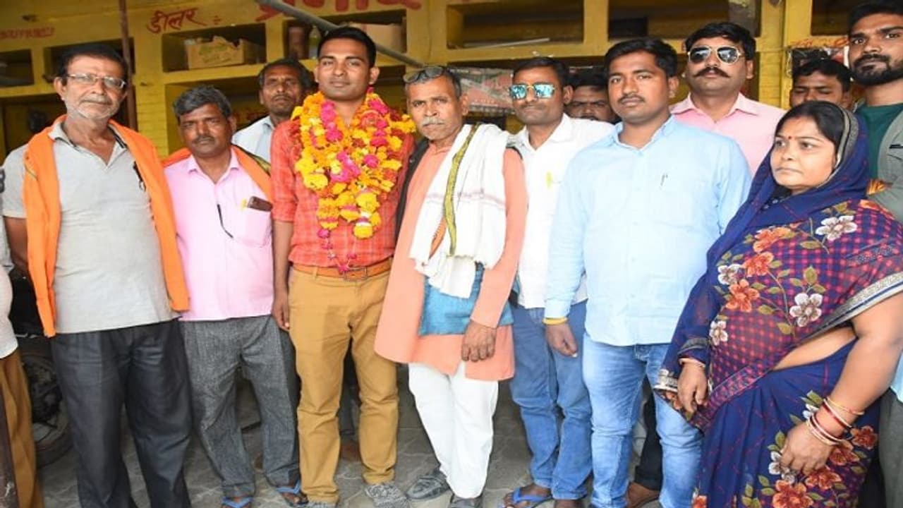 आरोपी मुर्तुजा से भिड़े सिपाही का गांव पहुंचते ही फूल मालाओं से हुआ स्वागत, ग्रामीणों ने बहादुरी की सराहना आरोपी मुर्तुजा से भिड़े सिपाही का गांव पहुंचते ही फूल मालाओं से हुआ स्वागत, ग्रामीणों ने बहादुरी की सराहना