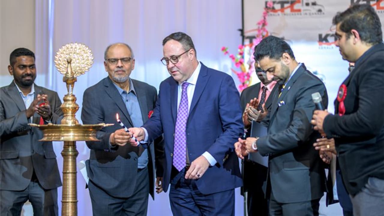 കേരള ട്രക്കേഴ്സ് ഇൻ കാനഡയുടെ ഉദ്ഘാടനം ബ്രാംപ്ടൺ മേയർ പാട്രിക് ബ്രൗൺ നിർവ്വഹിച്ചു കേരള ട്രക്കേഴ്സ് ഇൻ കാനഡയുടെ ഉദ്ഘാടനം ബ്രാംപ്ടൺ മേയർ പാട്രിക് ബ്രൗൺ നിർവ്വഹിച്ചു