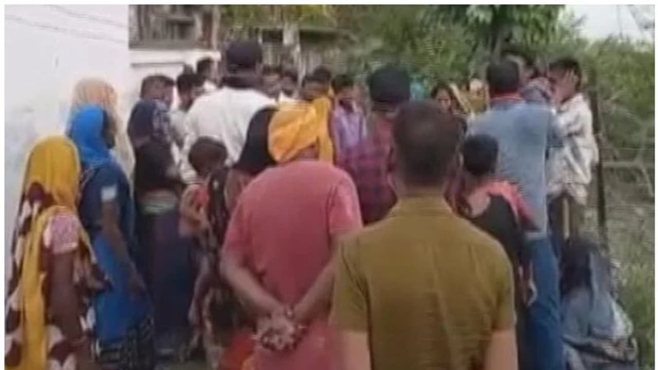 ഭാര്യയെ ഒരു ദിവസം കൂടെ അയക്കണമെന്ന് മേലുദ്യോഗസ്ഥൻ ആവശ്യപ്പെട്ടെന്ന് ആരോപണം; ജീവനക്കാരൻ ആത്മഹത്യ ചെയ്തു ഭാര്യയെ ഒരു ദിവസം കൂടെ അയക്കണമെന്ന് മേലുദ്യോഗസ്ഥൻ ആവശ്യപ്പെട്ടെന്ന് ആരോപണം; ജീവനക്കാരൻ ആത്മഹത്യ ചെയ്തു