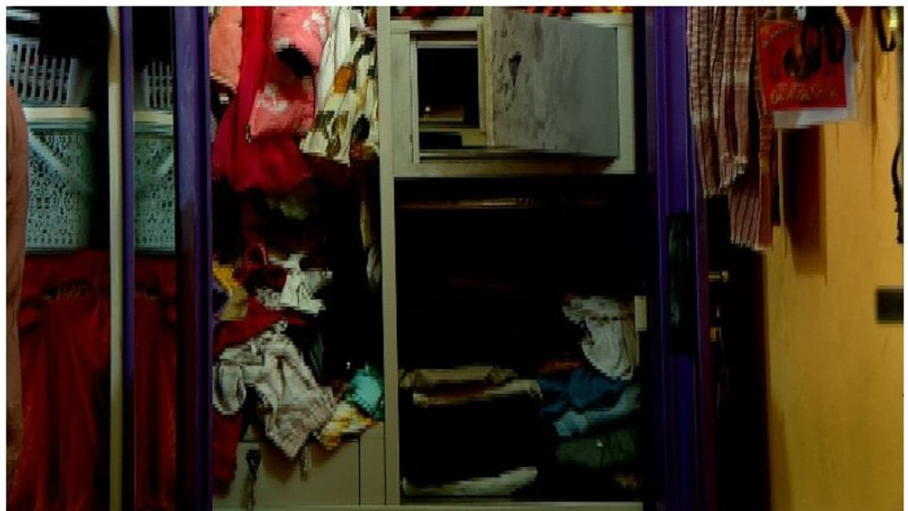 Theft : വീട്ടുകാര് മുറ്റത്ത് നിൽക്കെ വീട്ടിനുള്ളില് മോഷണം; 33 പവന് സ്വര്ണം കവര്ന്നു Theft : വീട്ടുകാര് മുറ്റത്ത് നിൽക്കെ വീട്ടിനുള്ളില് മോഷണം; 33 പവന് സ്വര്ണം കവര്ന്നു