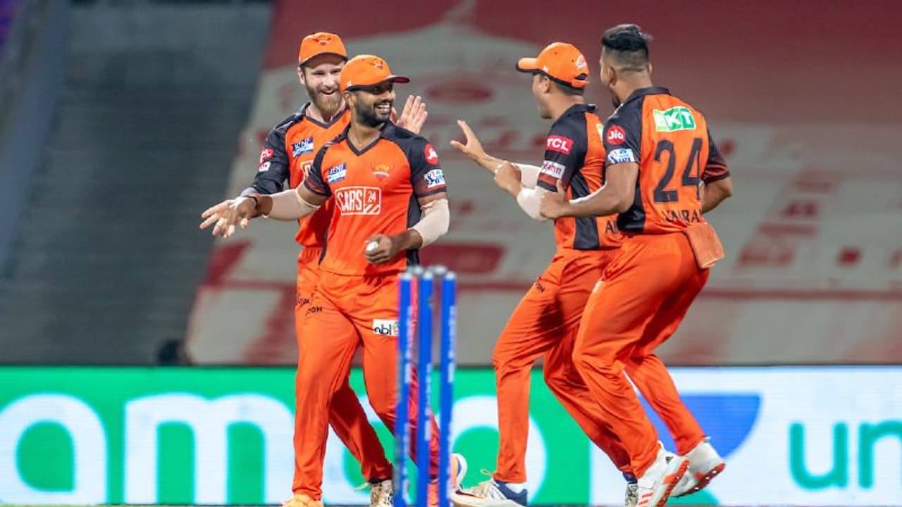 భువీ మళ్లీ అదే పంథా! ఒకే ఓవర్లో 11 వైడ్లు... రాహుల్ త్రిపాఠి కళ్లు చెదిరే క్యాచ్తో.. భువీ మళ్లీ అదే పంథా! ఒకే ఓవర్లో 11 వైడ్లు... రాహుల్ త్రిపాఠి కళ్లు చెదిరే క్యాచ్తో..