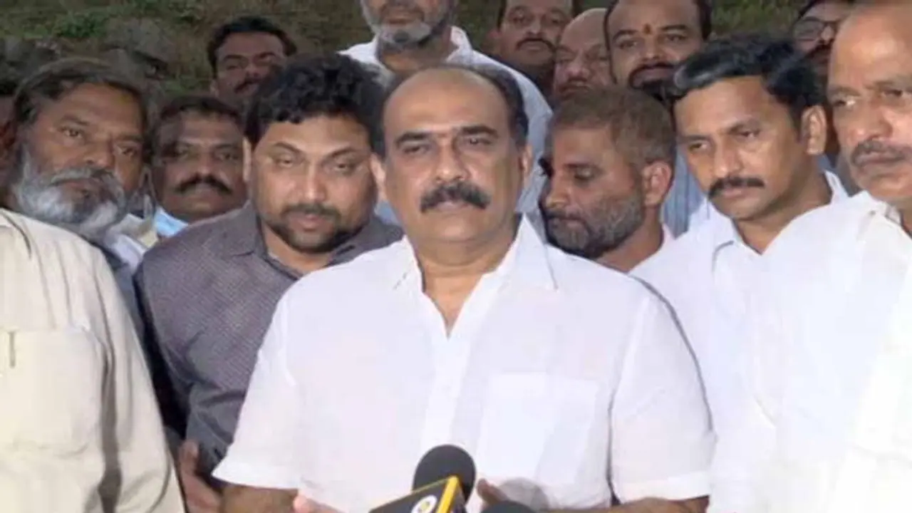 2024 ఎన్నికల్లోనూ వార్ వన్సైడే.. టీచర్స్ వైసీపీ వైపే : బాలినేని వ్యాఖ్యలు 2024 ఎన్నికల్లోనూ వార్ వన్సైడే.. టీచర్స్ వైసీపీ వైపే : బాలినేని వ్యాఖ్యలు