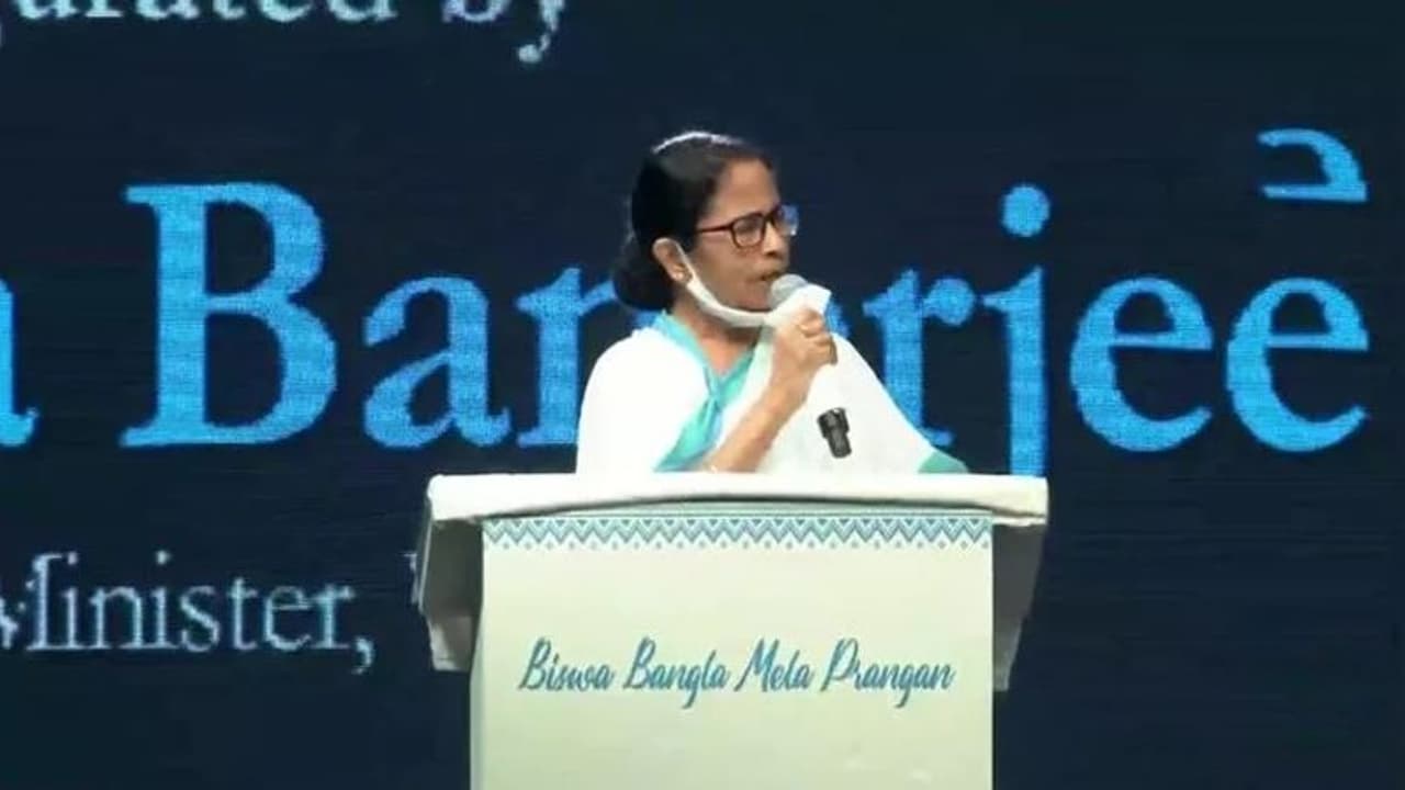 அவங்க செஞ்ச பாவத்துக்கு மக்கள் பாதிக்கப்படனுமா? பா.ஜ.க.வை புரட்டி எடுத்த மம்தா பானர்ஜி..! அவங்க செஞ்ச பாவத்துக்கு மக்கள் பாதிக்கப்படனுமா? பா.ஜ.க.வை புரட்டி எடுத்த மம்தா பானர்ஜி..!