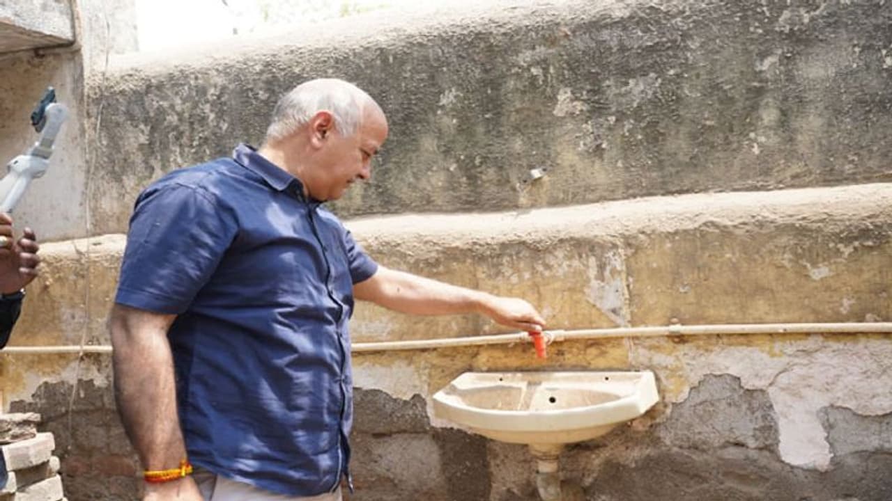 गैलरी से क्लासरूम तक हर कोने में जाला, शौचालयों में खड़ा होना मुश्किल : गुजरात के स्कूलों पर मनीष सिसौदिया गैलरी से क्लासरूम तक हर कोने में जाला, शौचालयों में खड़ा होना मुश्किल : गुजरात के स्कूलों पर मनीष सिसौदिया