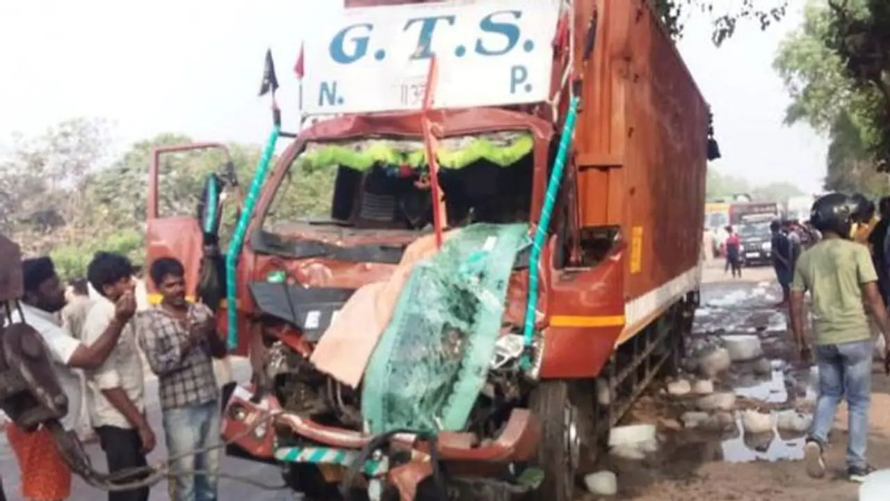 बाराबंकी में भीषण सड़क हादसा, तीन लोगों की हुई मौके पर मौत