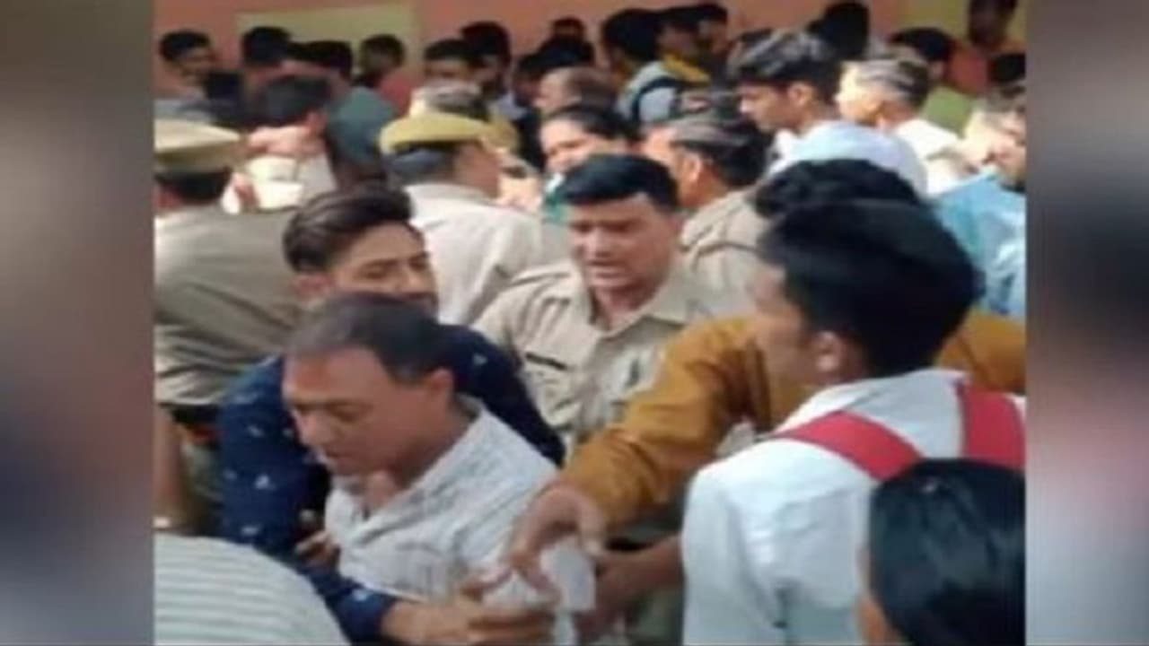 मुजफ्फरनगर में हुई माहौल बिगाड़ने की कोशिश, मूर्ति खंडित किए जाने के बाद आरोपी याकूब को लोगों ने जमकर धुना मुजफ्फरनगर में हुई माहौल बिगाड़ने की कोशिश, मूर्ति खंडित किए जाने के बाद आरोपी याकूब को लोगों ने जमकर धुना