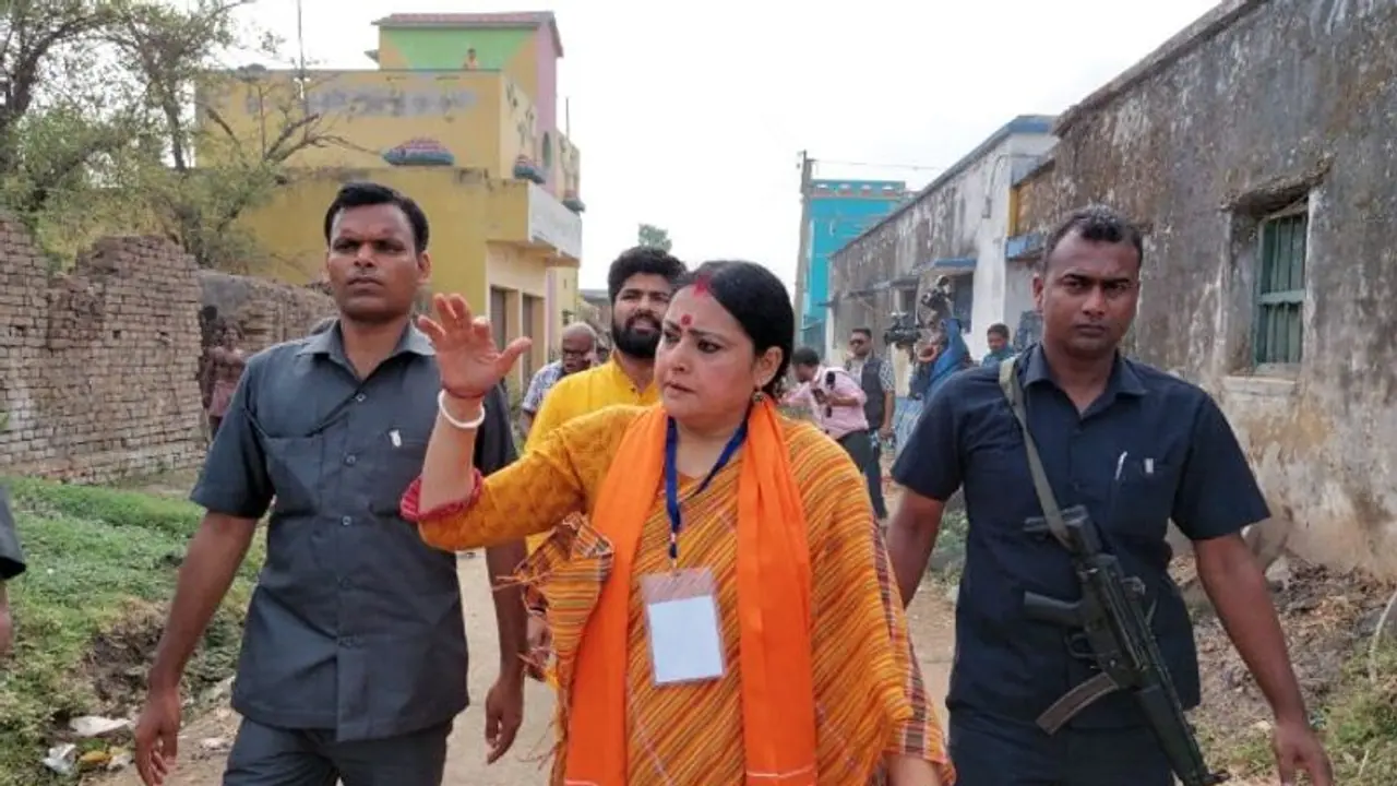 ভোট নিয়ে রাস্তায় মারপিট তৃণমূল সমর্থক ও অগ্নিমিত্রার নিরাপত্তা রক্ষীদের, গাড়িতে ভাঙচুর ভোট নিয়ে রাস্তায় মারপিট তৃণমূল সমর্থক ও অগ্নিমিত্রার নিরাপত্তা রক্ষীদের, গাড়িতে ভাঙচুর