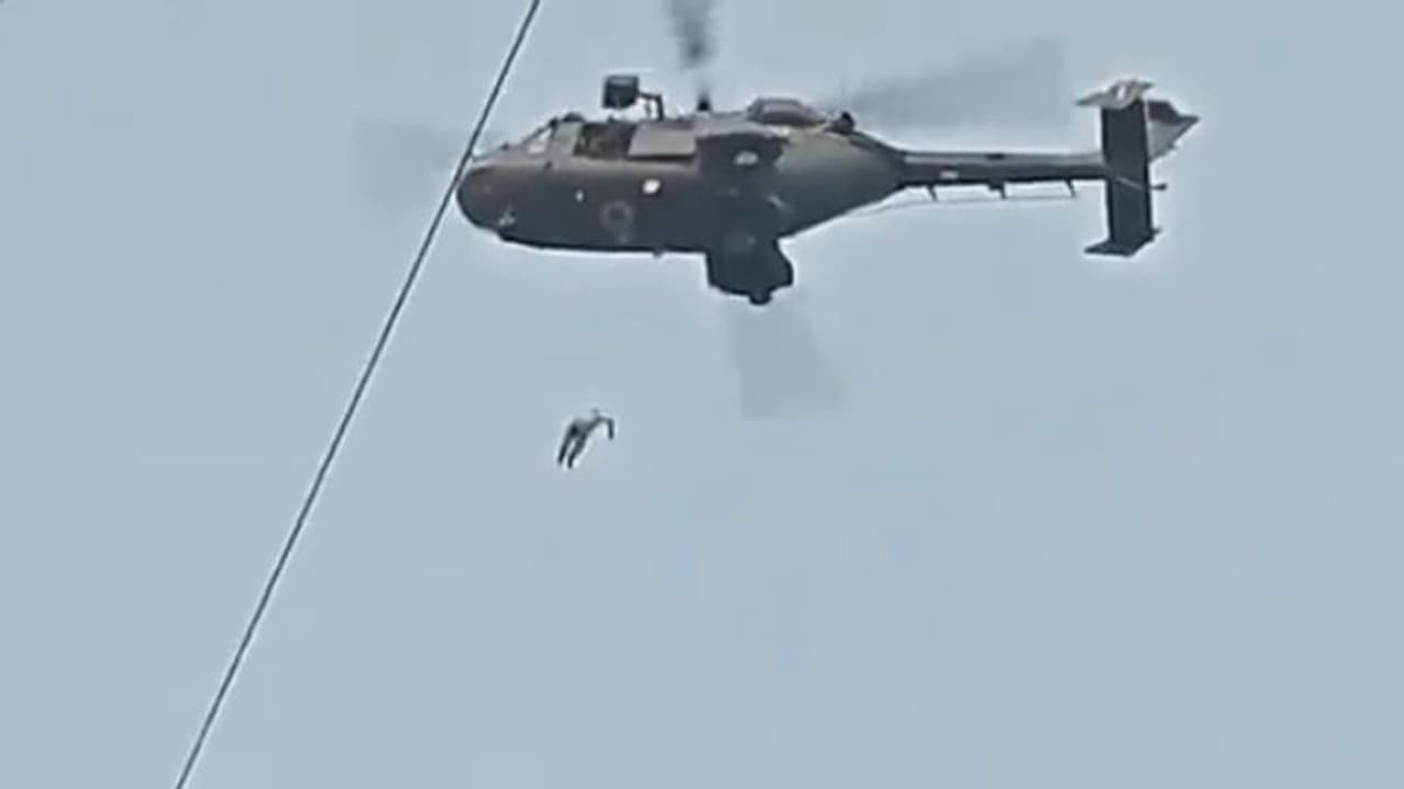 ഹെലികോപ്ടറിൽ നിന്ന് പിടിവിട്ട് തഴേക്ക്; കേബിൾ കാര് അപകടത്തിൽ മരണം മൂന്നായി ഹെലികോപ്ടറിൽ നിന്ന് പിടിവിട്ട് തഴേക്ക്; കേബിൾ കാര് അപകടത്തിൽ മരണം മൂന്നായി