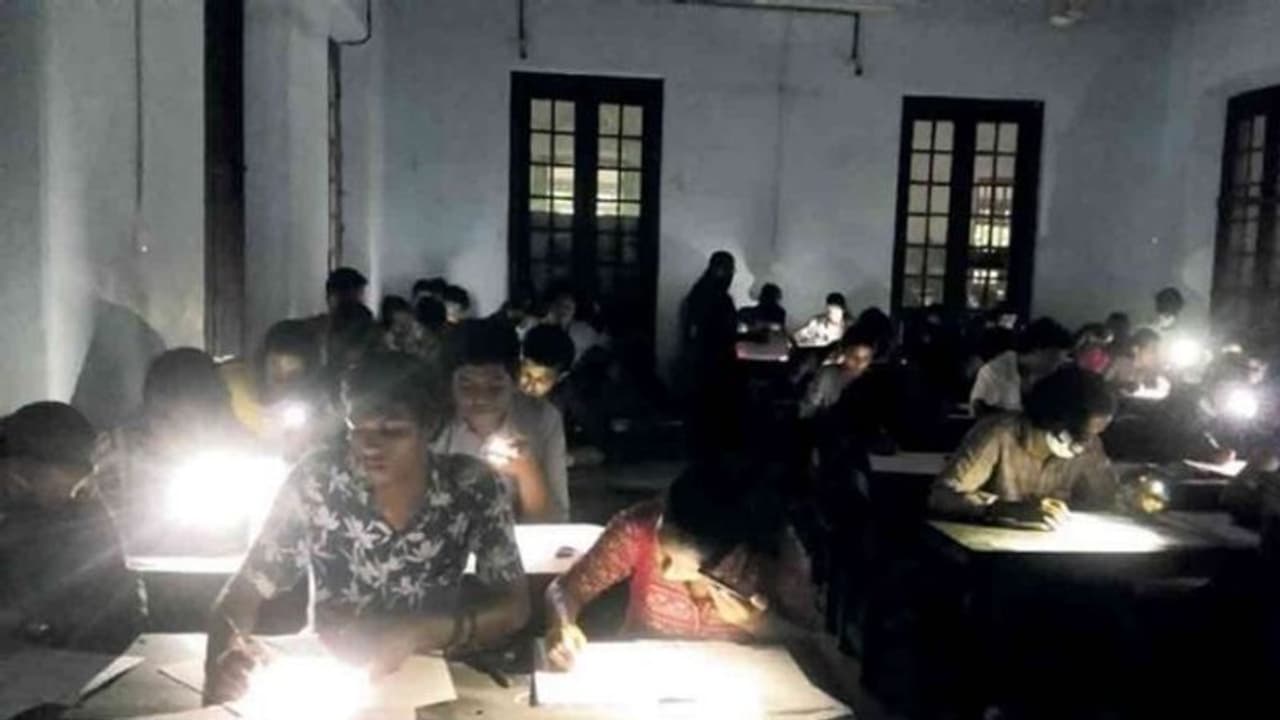 മൊബൈൽ ഫോൺ വെളിച്ചത്തിൽ പരീക്ഷ എഴുതിയ സംഭവം; മഹാരാജാസ് കോളേജിലെ വിവാദ പരീക്ഷകൾ റദ്ദാക്കി