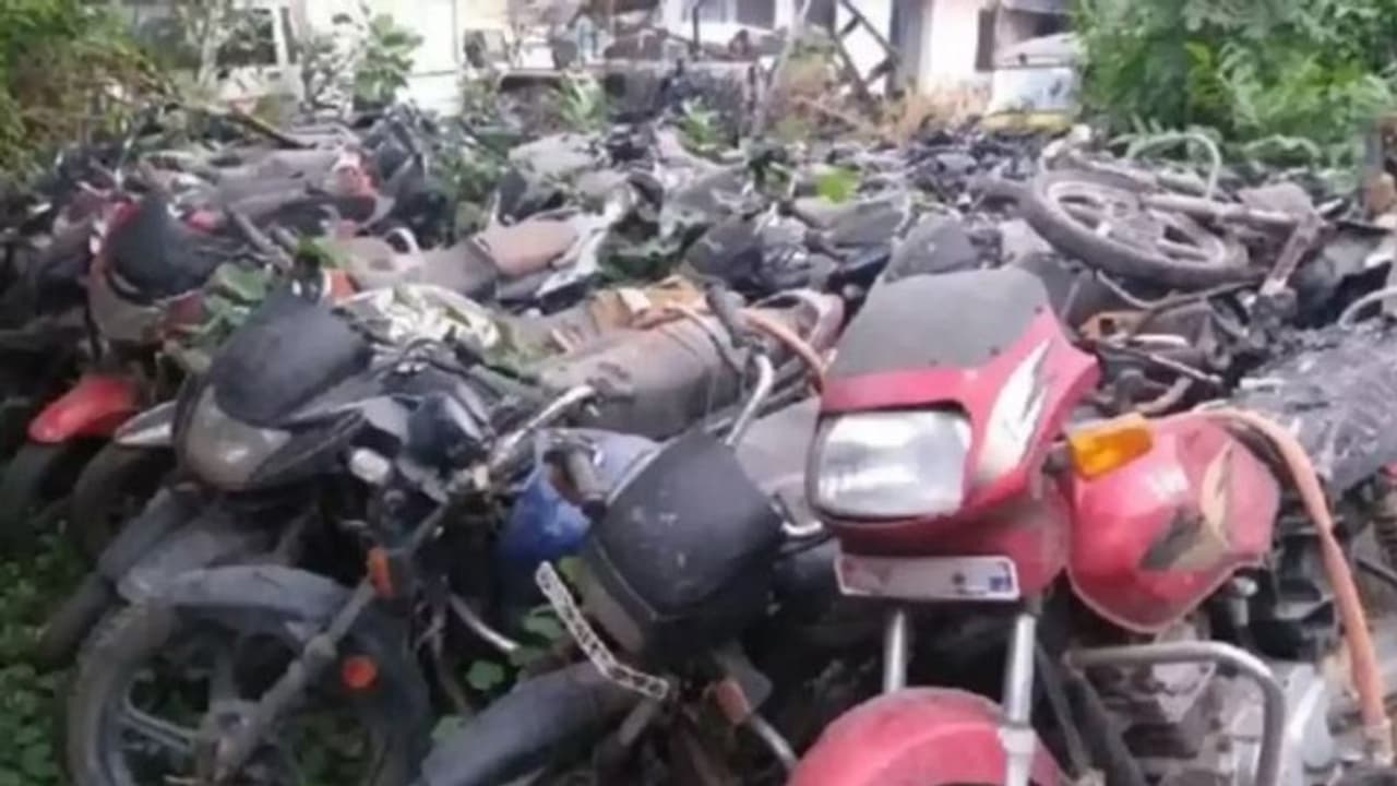 उत्तर प्रदेश के थानों से 60 दिनों में हटेंगे जब्त वाहन, अपर मुख्य सचिव गृह अवनीश अवस्थी ने दिए कड़े निर्देश उत्तर प्रदेश के थानों से 60 दिनों में हटेंगे जब्त वाहन, अपर मुख्य सचिव गृह अवनीश अवस्थी ने दिए कड़े निर्देश