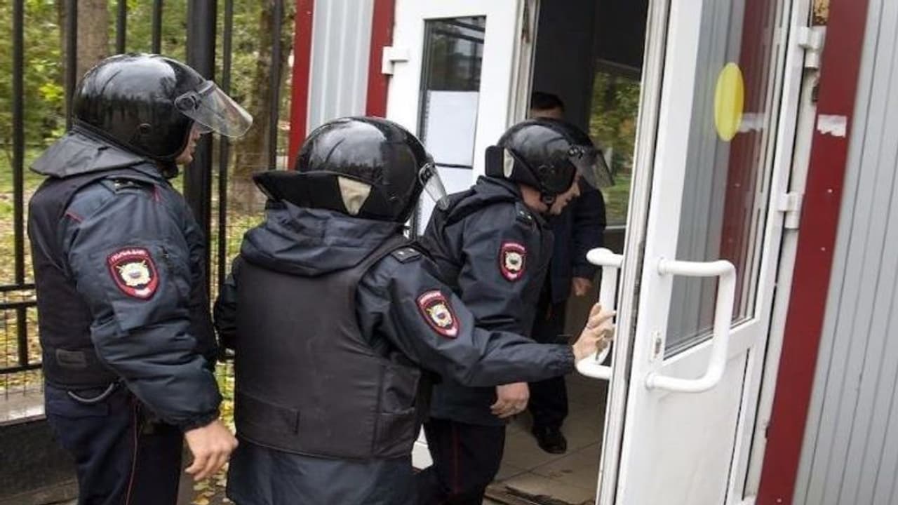 जेलेंस्की ने खुद 2200 यूक्रेनी युवकों को गिरफ्तार किया, रूसी सैनिकों से लड़ने की जगह पीठ दिखा भाग रहे थे कायर! जेलेंस्की ने खुद 2200 यूक्रेनी युवकों को गिरफ्तार किया, रूसी सैनिकों से लड़ने की जगह पीठ दिखा भाग रहे थे कायर!