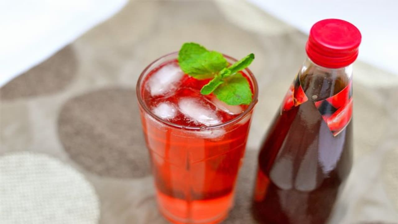 बाजार का महंगा रूह अफजा छोड़ इस बार घर पर ही बनाएं शानदार गुलाबी ड्रिंक, 50 रुपए में निकल जाएगी पूरी गर्मी बाजार का महंगा रूह अफजा छोड़ इस बार घर पर ही बनाएं शानदार गुलाबी ड्रिंक, 50 रुपए में निकल जाएगी पूरी गर्मी