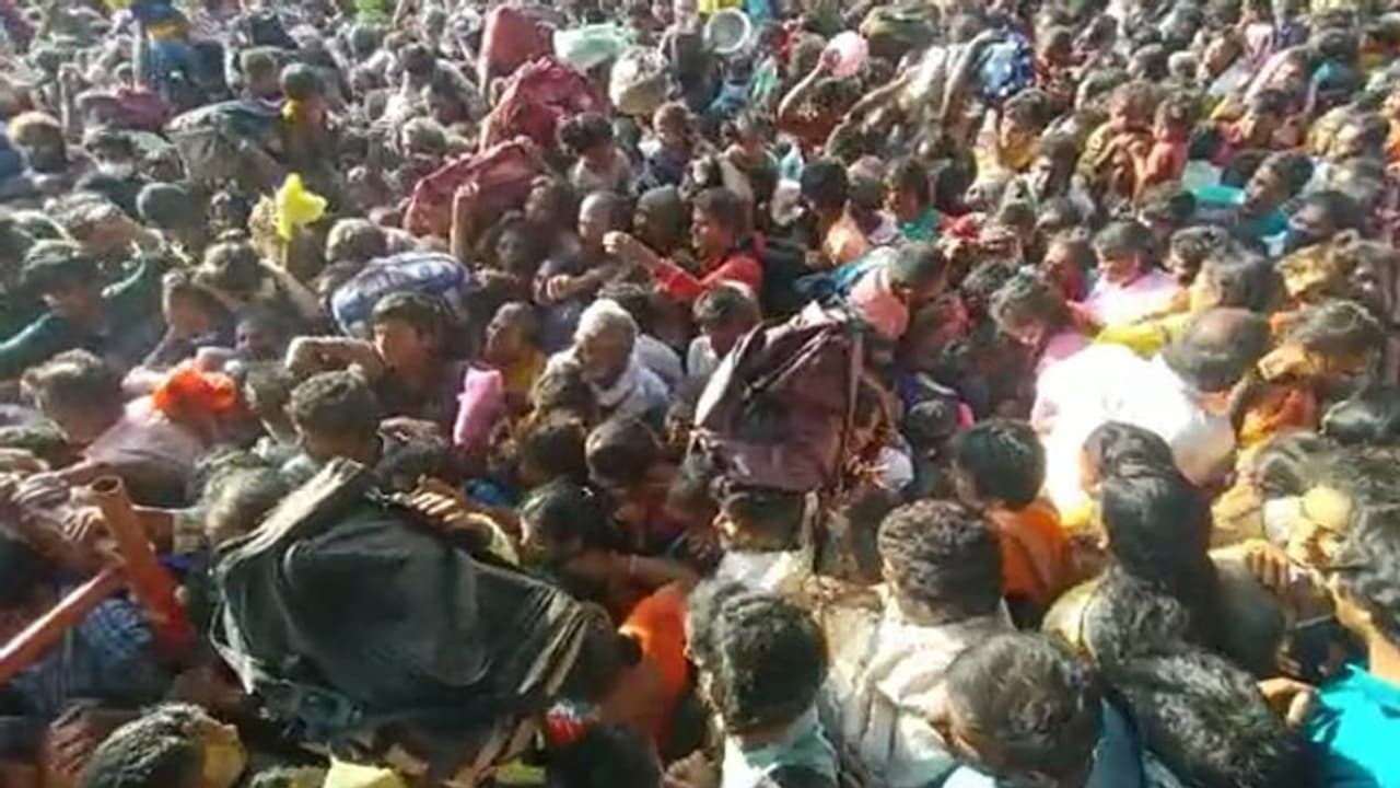 திருப்பதியில் ஒரே நேரத்தில் குவிந்த பக்தர்களால் தள்ளு முள்ளு.. 3 பேர் காயம்..!