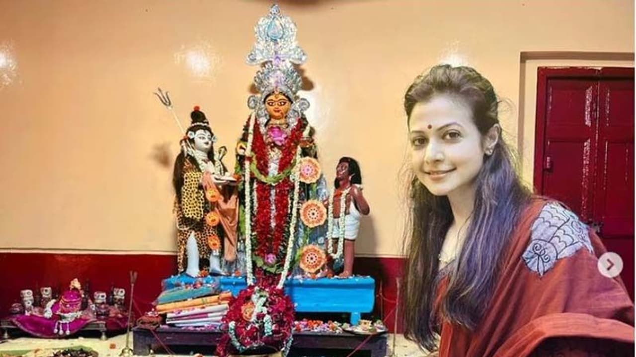 দেবী অন্নপূর্ণার সামনে ছিমছাম সাজে কোয়েল, ইন্সটা হ্যান্ডেলে ছবি পোস্ট নায়িকার দেবী অন্নপূর্ণার সামনে ছিমছাম সাজে কোয়েল, ইন্সটা হ্যান্ডেলে ছবি পোস্ট নায়িকার