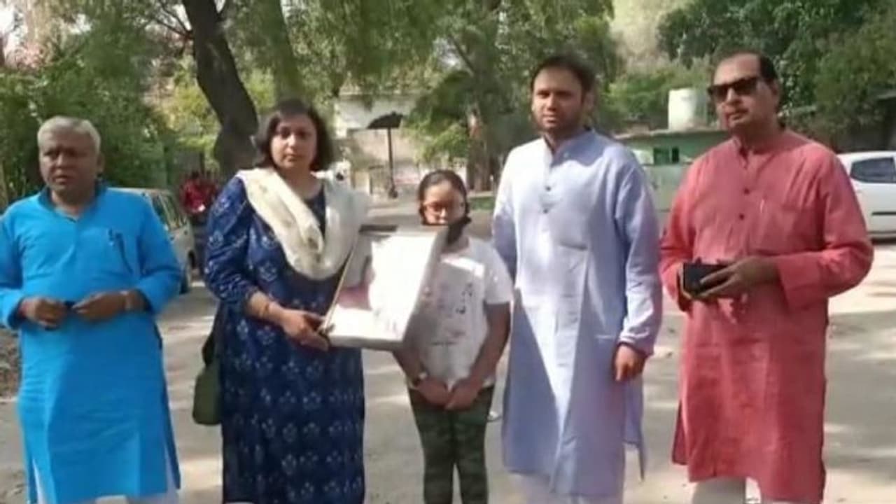 कोरोनाकाल में मौत के बाद 2 साल तक इंतजार करती रही मां की अस्थियां, अब इंग्लैण्ड से आया बेटा दिलाएगा मोक्ष कोरोनाकाल में मौत के बाद 2 साल तक इंतजार करती रही मां की अस्थियां, अब इंग्लैण्ड से आया बेटा दिलाएगा मोक्ष