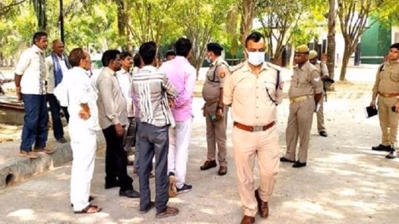 सिपाही ने पहले नस काटकर किया आत्महत्या का प्रयास फिर सरकारी रायफल से खुद को मारी गोली, हुई मौत सिपाही ने पहले नस काटकर किया आत्महत्या का प्रयास फिर सरकारी रायफल से खुद को मारी गोली, हुई मौत