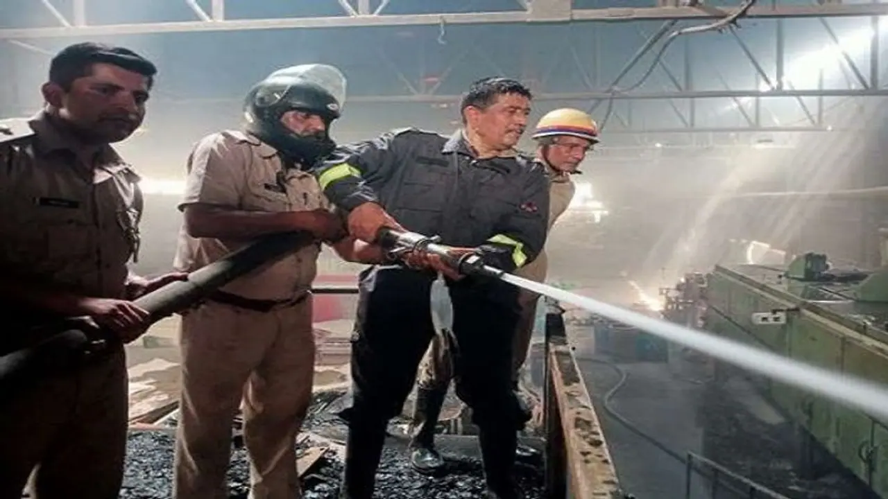 गाजियाबाद की इंडस्ट्रियल फैक्ट्री में लगी भीषण आग, प्लाईवुड में रखा सारा सामान जलकर हुआ खाक गाजियाबाद की इंडस्ट्रियल फैक्ट्री में लगी भीषण आग, प्लाईवुड में रखा सारा सामान जलकर हुआ खाक