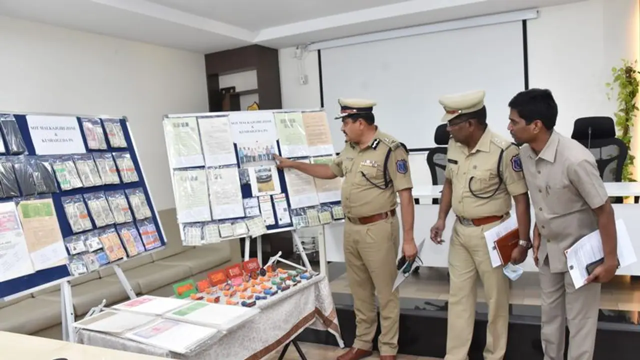 హైదరాబాద్ లో నకిలీ భూ పత్రాల దందా.. 9 మంది అరెస్టు.. భారీగా డబ్బు, స్టాంపులు, నకిలీ పత్రాలు స్వాధీనం హైదరాబాద్ లో నకిలీ భూ పత్రాల దందా.. 9 మంది అరెస్టు.. భారీగా డబ్బు, స్టాంపులు, నకిలీ పత్రాలు స్వాధీనం