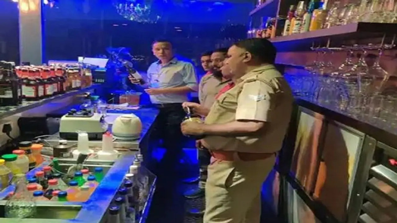 गाजियाबाद के कैफे पर आबकारी की छापेमारी, रेस्टोरेंट की आड़ में ग्राहकों को पिला रहे थे शराब गाजियाबाद के कैफे पर आबकारी की छापेमारी, रेस्टोरेंट की आड़ में ग्राहकों को पिला रहे थे शराब