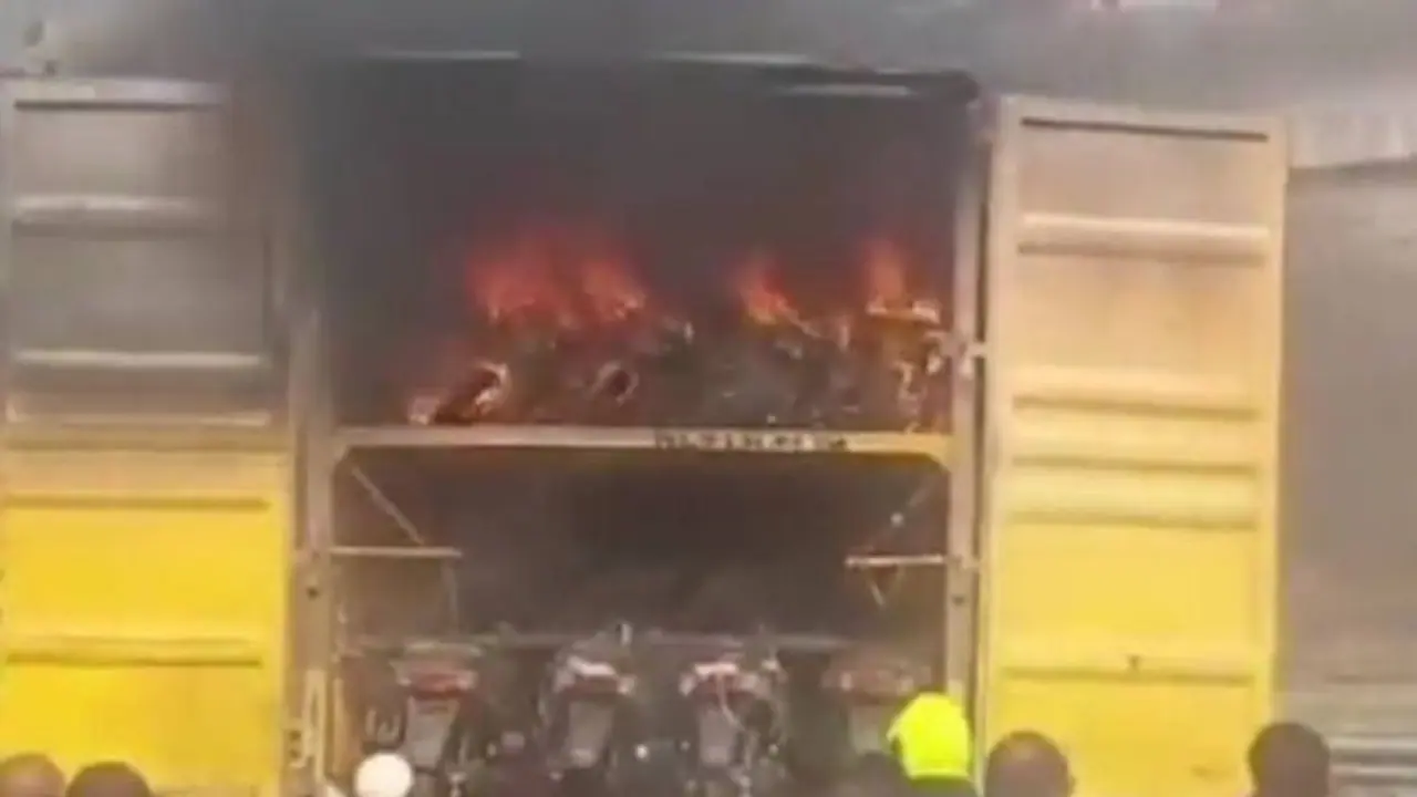 மீண்டும் மீண்டுமா..? கண்டெயினரில் எரிந்து நாசமான 20 எலெக்ட்ரிக் ஸ்கூட்டர்கள்..!