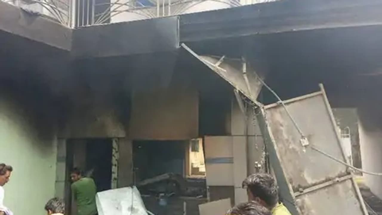 मध्य प्रदेश की शिवपुरी पटाखा गोदाम में भयानक धमाका: 2 मजदूरों की मौत, कई की हालत गंभीर, चीखते भागे लोग मध्य प्रदेश की शिवपुरी पटाखा गोदाम में भयानक धमाका: 2 मजदूरों की मौत, कई की हालत गंभीर, चीखते भागे लोग