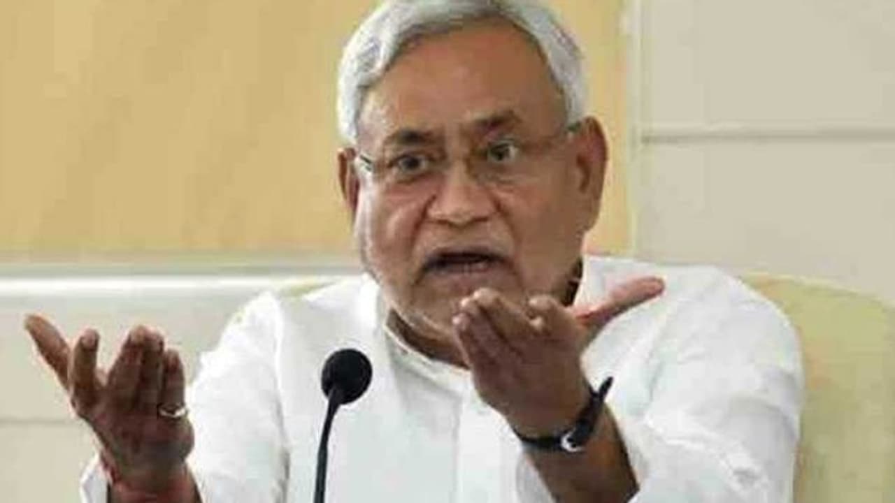 बिहारः नीतीश कुमार के कार्यक्रम में फूटा बम, इससे पहले एक युवक CM को पीछे से मारा था मुक्का बिहारः नीतीश कुमार के कार्यक्रम में फूटा बम, इससे पहले एक युवक CM को पीछे से मारा था मुक्का