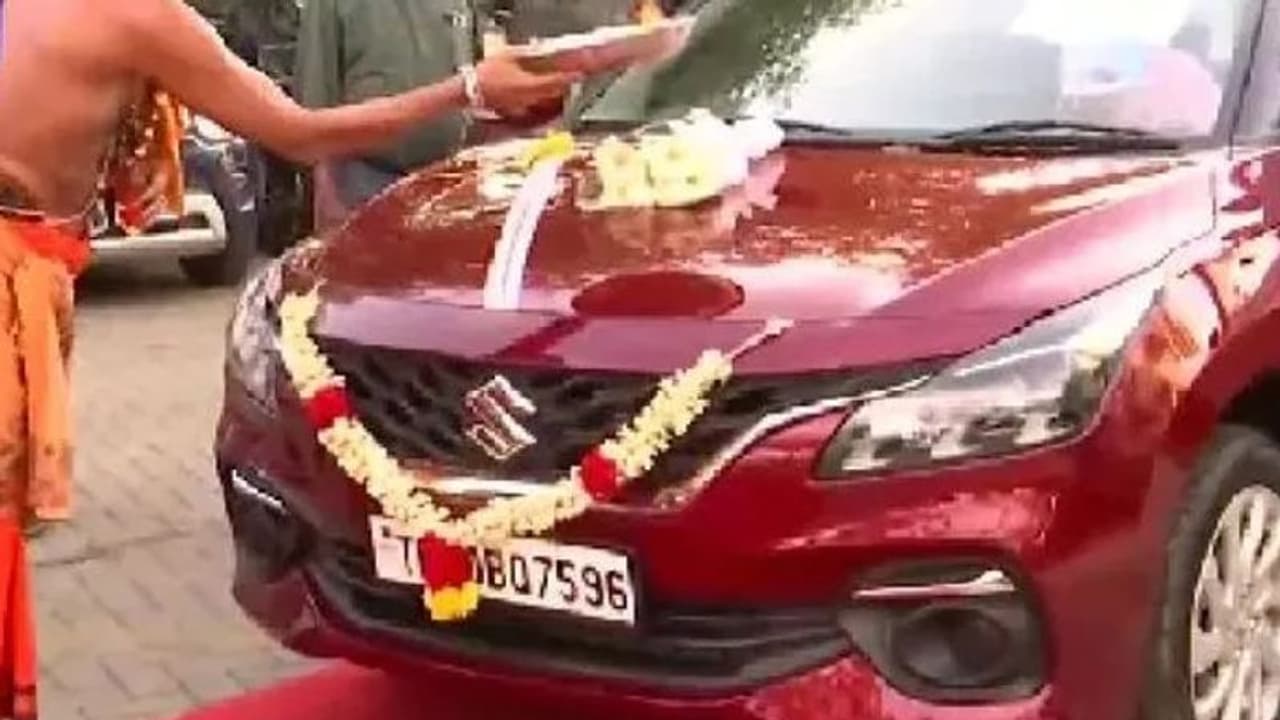 ఉద్యోగులకు కార్లు గిఫ్ట్ ఇచ్చిన ఐటీ కంపెనీ.. ఎక్కడంటే? ఉద్యోగులకు కార్లు గిఫ్ట్ ఇచ్చిన ఐటీ కంపెనీ.. ఎక్కడంటే?