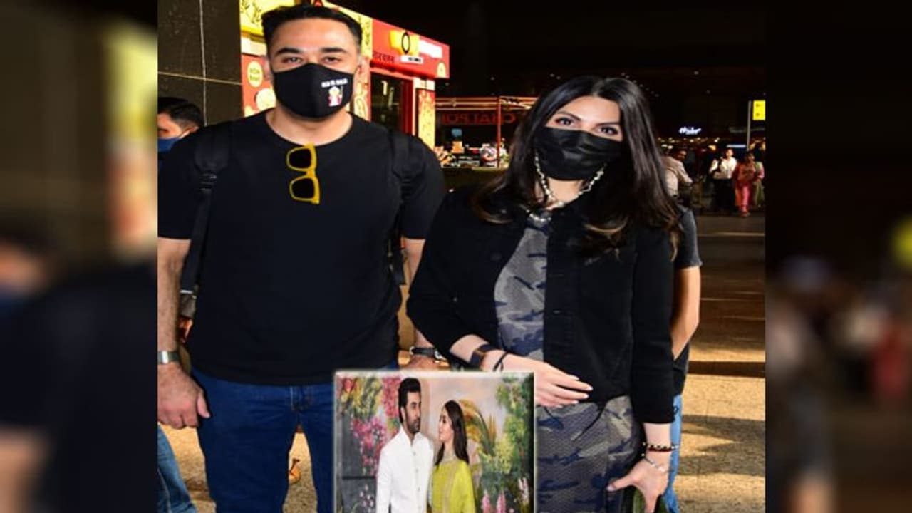 रणबीर की शादी में शामिल होने रिद्धिमा पहुंची मुंबई, भाई की शादी को लेकर बहन ने दिया ये रिएक्शन रणबीर की शादी में शामिल होने रिद्धिमा पहुंची मुंबई, भाई की शादी को लेकर बहन ने दिया ये रिएक्शन