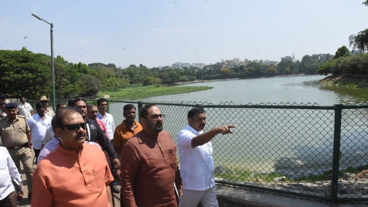 బెంగళూరులో అమృత్ సరోవర్ ప్రాజెక్ట్ను సమీక్షించిన కేంద్ర మంత్రి రాజీవ్ చంద్రశేఖర్ బెంగళూరులో అమృత్ సరోవర్ ప్రాజెక్ట్ను సమీక్షించిన కేంద్ర మంత్రి రాజీవ్ చంద్రశేఖర్