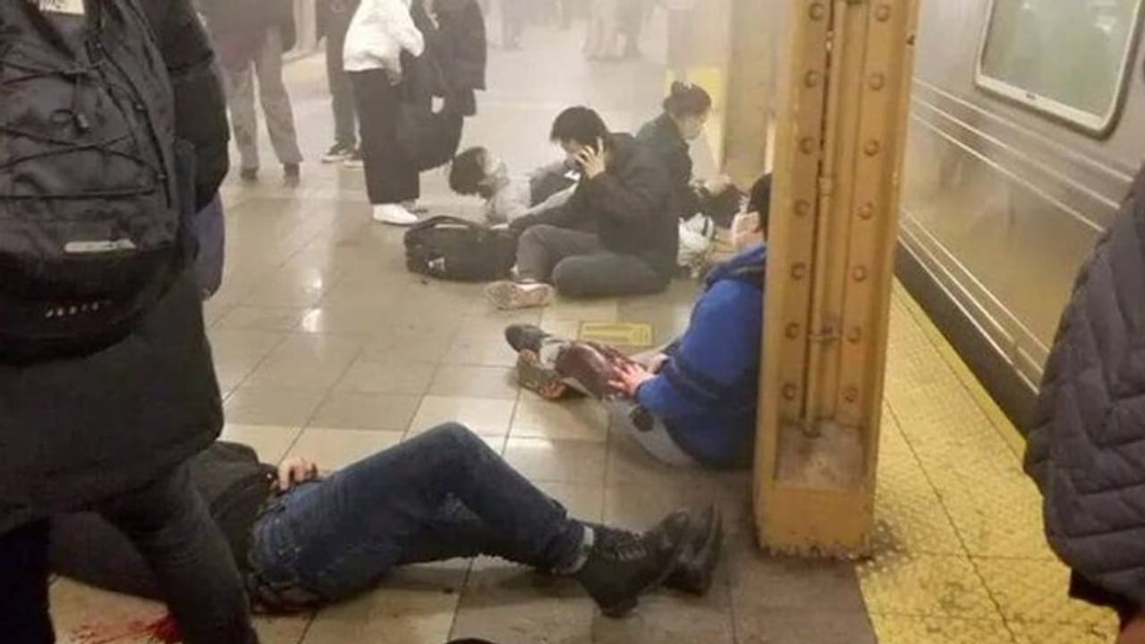 ഗ്യാസ് ബോംബെറിഞ്ഞു, തുരുതുരാ വെടിയുതിർത്തു; 13 പേർക്ക് പരിക്ക്; ന്യൂയോർക്ക് നഗരത്തെ വിറപ്പിച്ച് അക്രമി