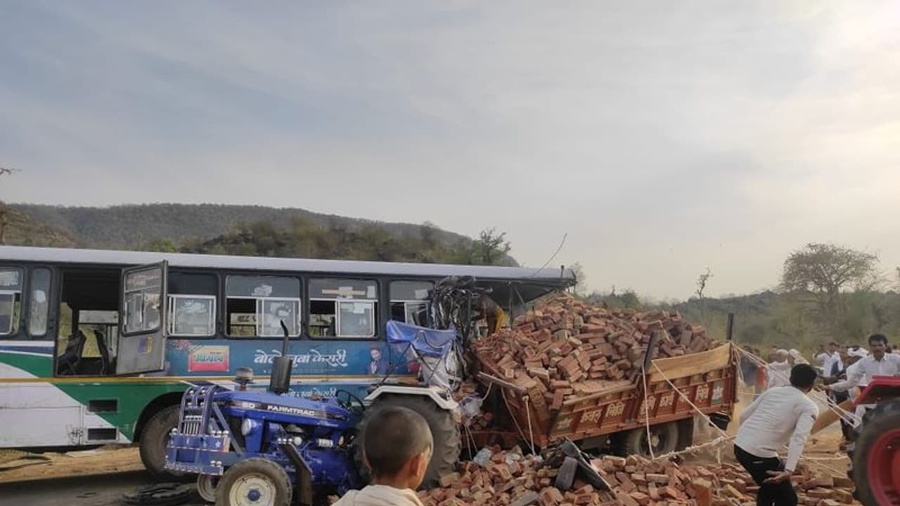 अलवर में रोडवेज बस और ट्रैक्टर ट्राली में जोरदार भिड़ंत, 3 मौत, 26 घायल